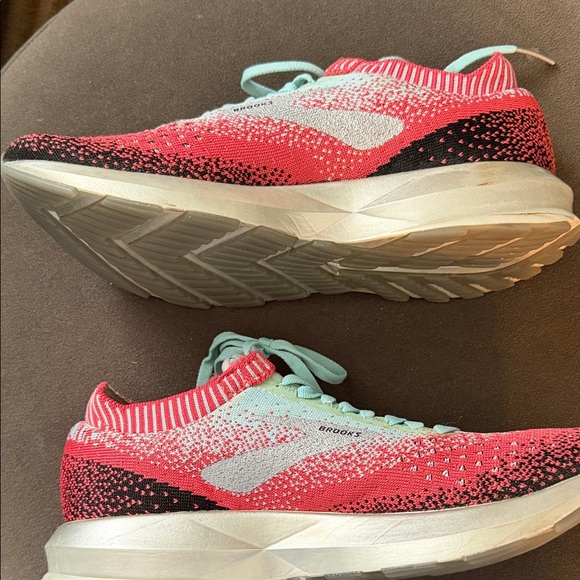 Brooks Vevitate 2 Womens 6.5 Running Shoe Coral, Blue & Black Knit - Picture 10 of 11